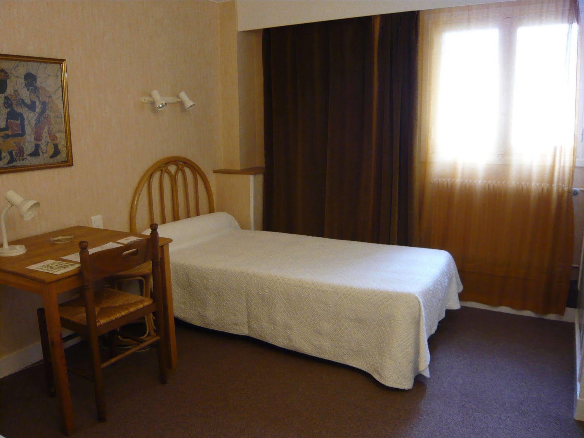 Cit'Hotel Aero-Hotel ル・ブラン・メニル エクステリア 写真